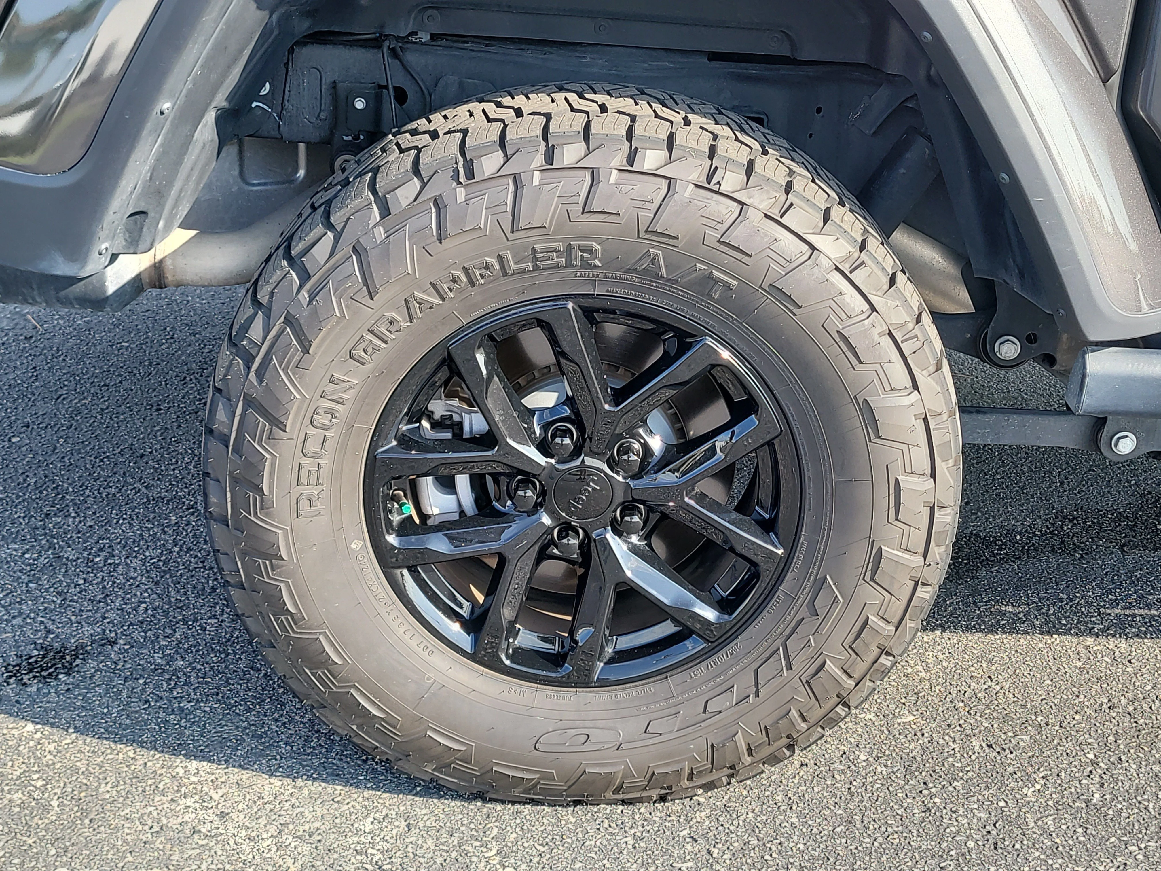 Used 2023 Granite Crystal Metallic Clearcoat Jeep Sport S image 9