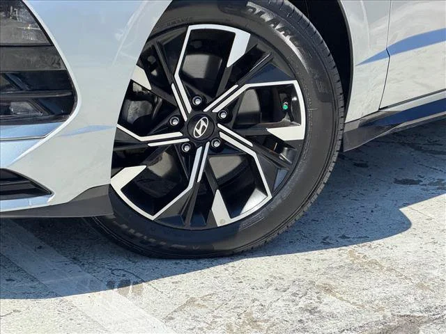 Used 2024 Silver Hyundai SEL image 27