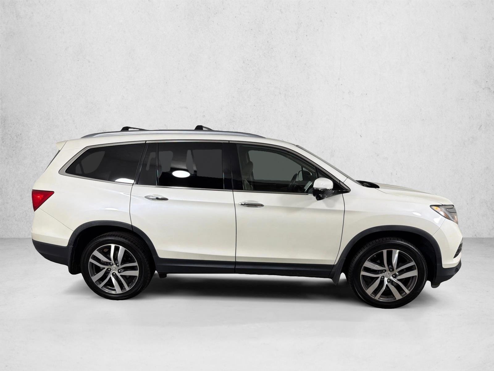 Used 2018 White Diamond Pearl Honda Touring image 4