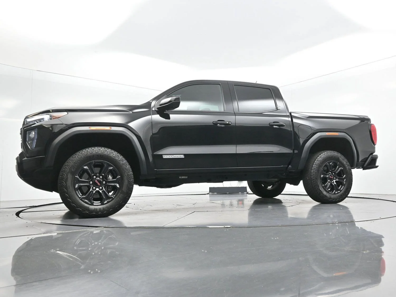 Used 2025 Onyx Black GMC Elevation image 45