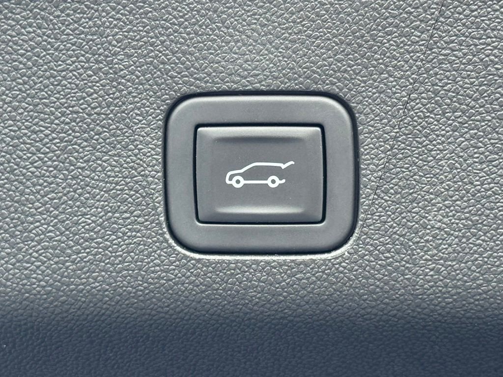 Used 2025 Gray Chevrolet Z71 image 39