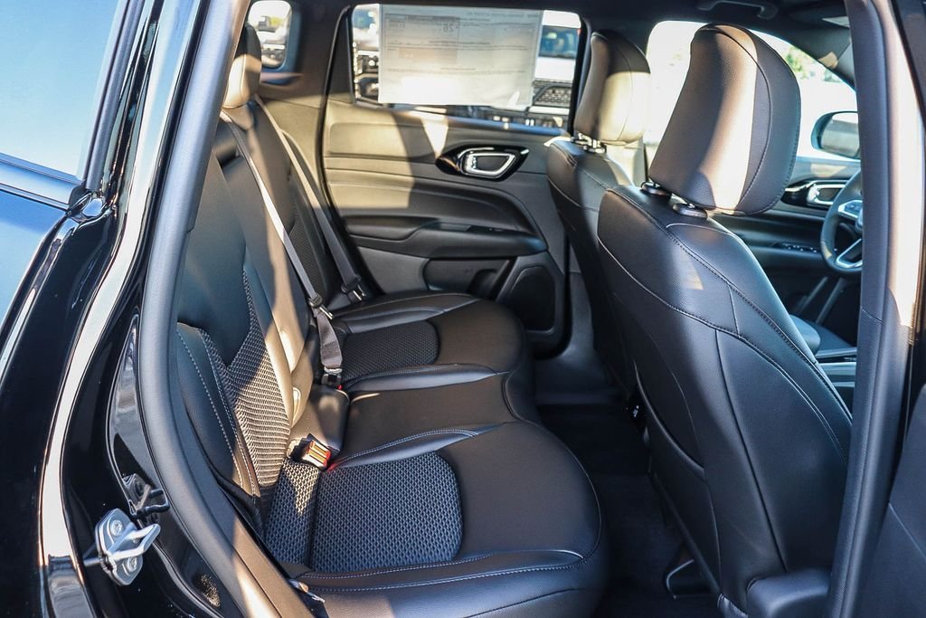 New 2026 Diamond Black Jeep Latitude image 18