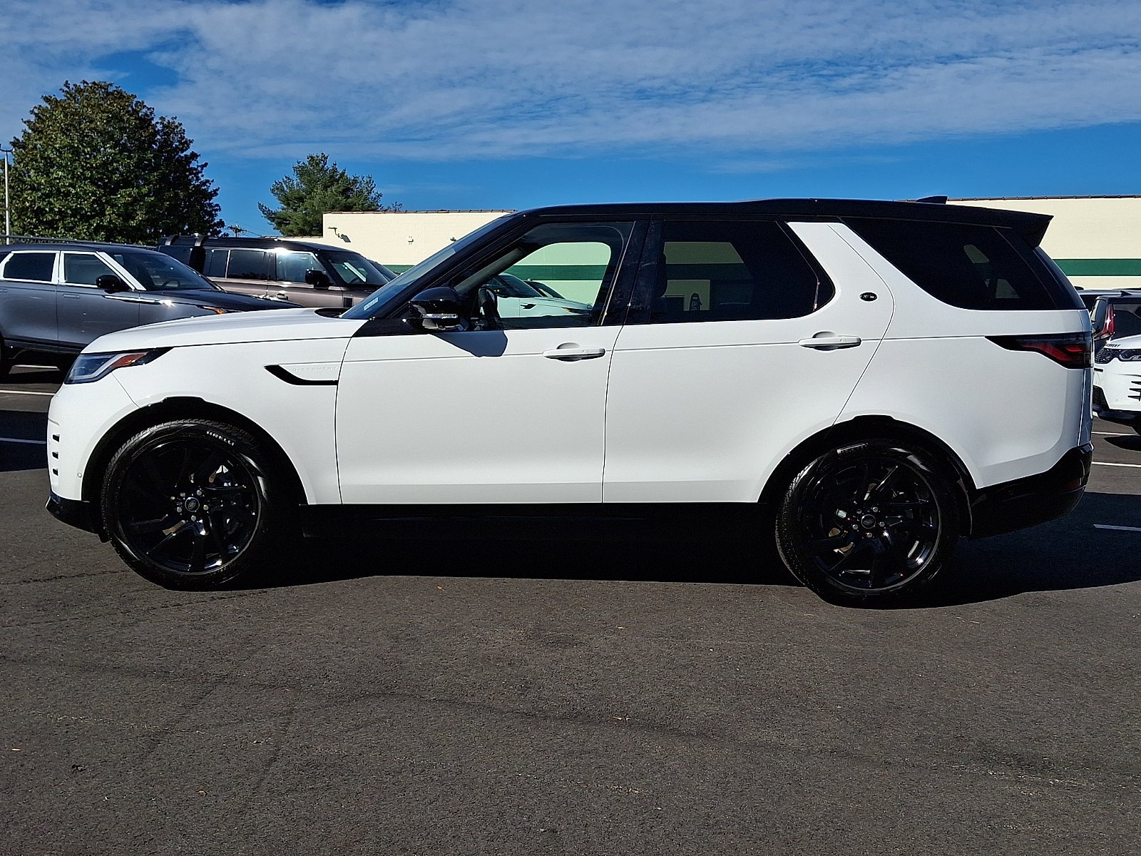 Used 2025 Fuji White   1Aa Land Rover Dynamic SE image 8