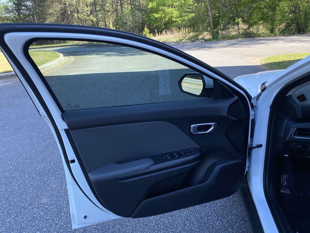 New 2026 Snow White Pearl Kia LXS image 17