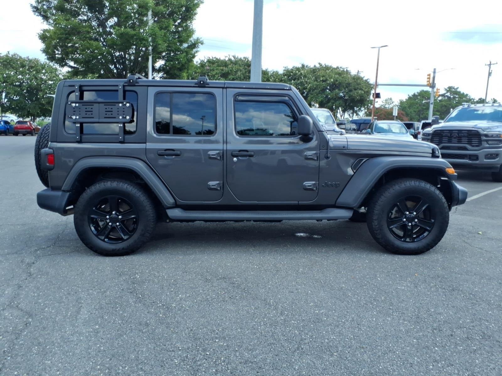 Used 2020 Granite Crystal Metallic Clearcoat Jeep Sport Altitude image 11