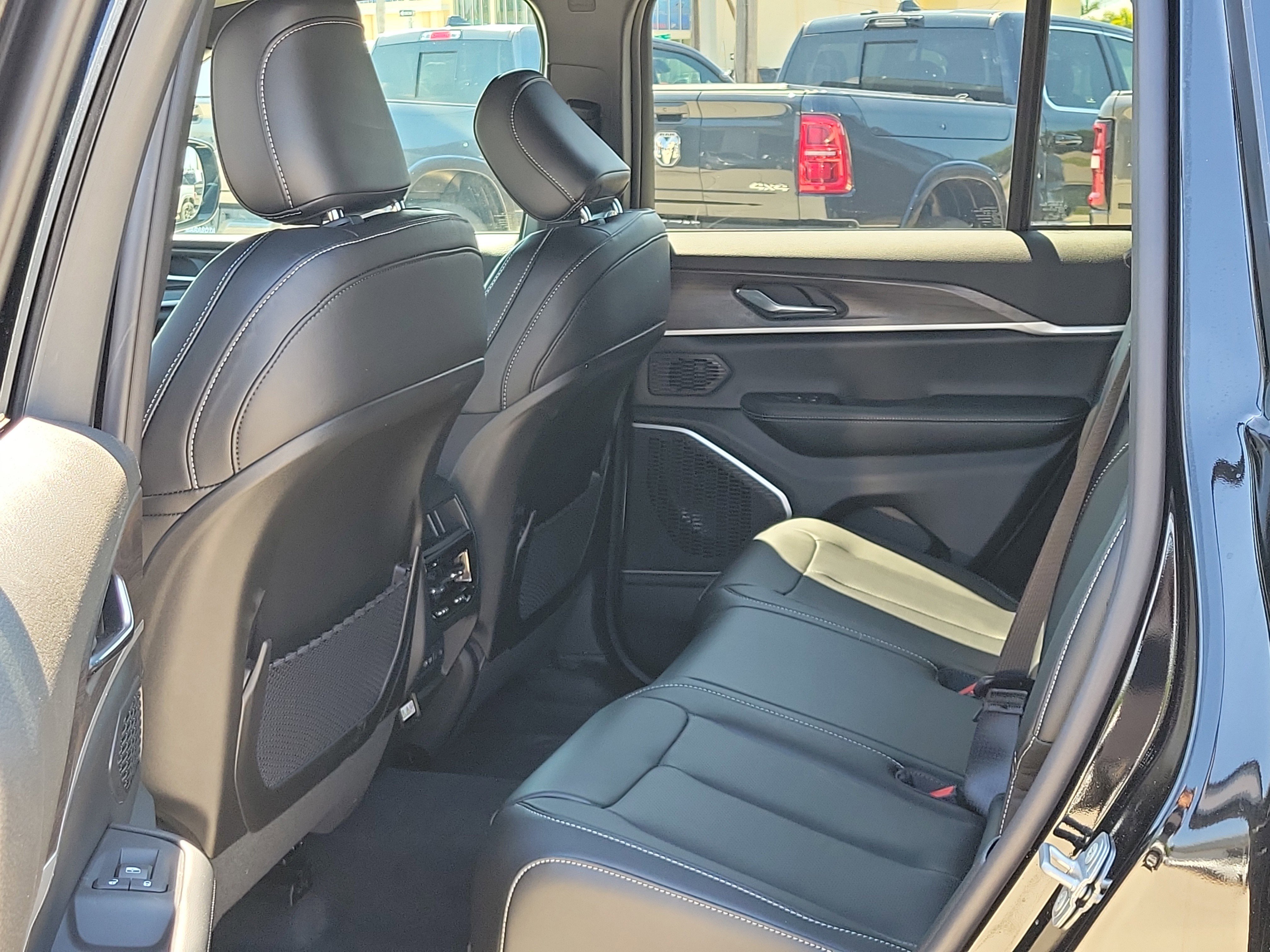 New 2026 Diamond Black Crystal Pearl-Coat Exterior Paint Jeep Limited image 12
