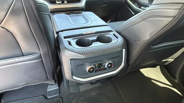 Used 2025  Ford Platinum image 21