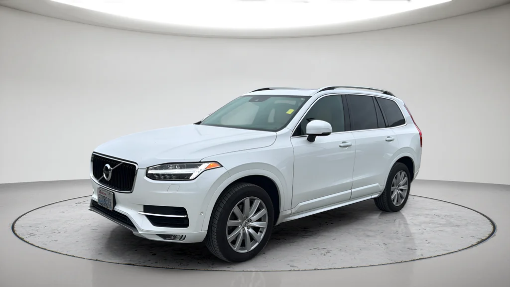 Used 2019 White Volvo T6 Momentum image 14