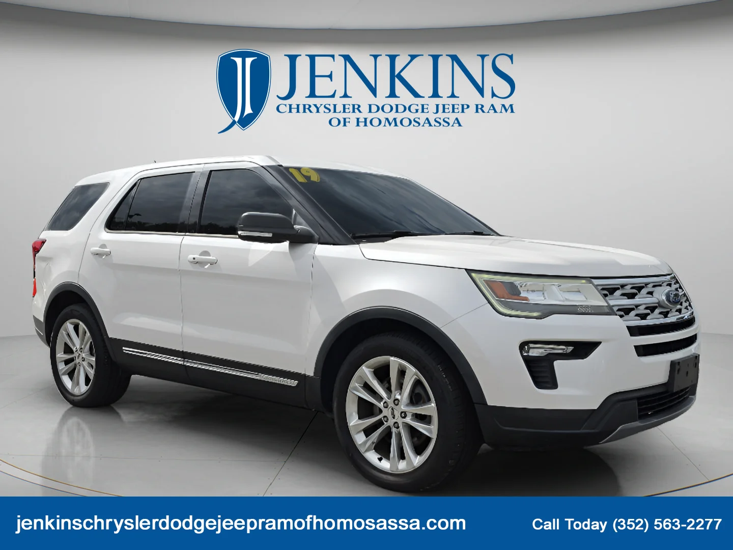 Used 2019 White Platinum Clearcoat Metallic Ford XLT image 2