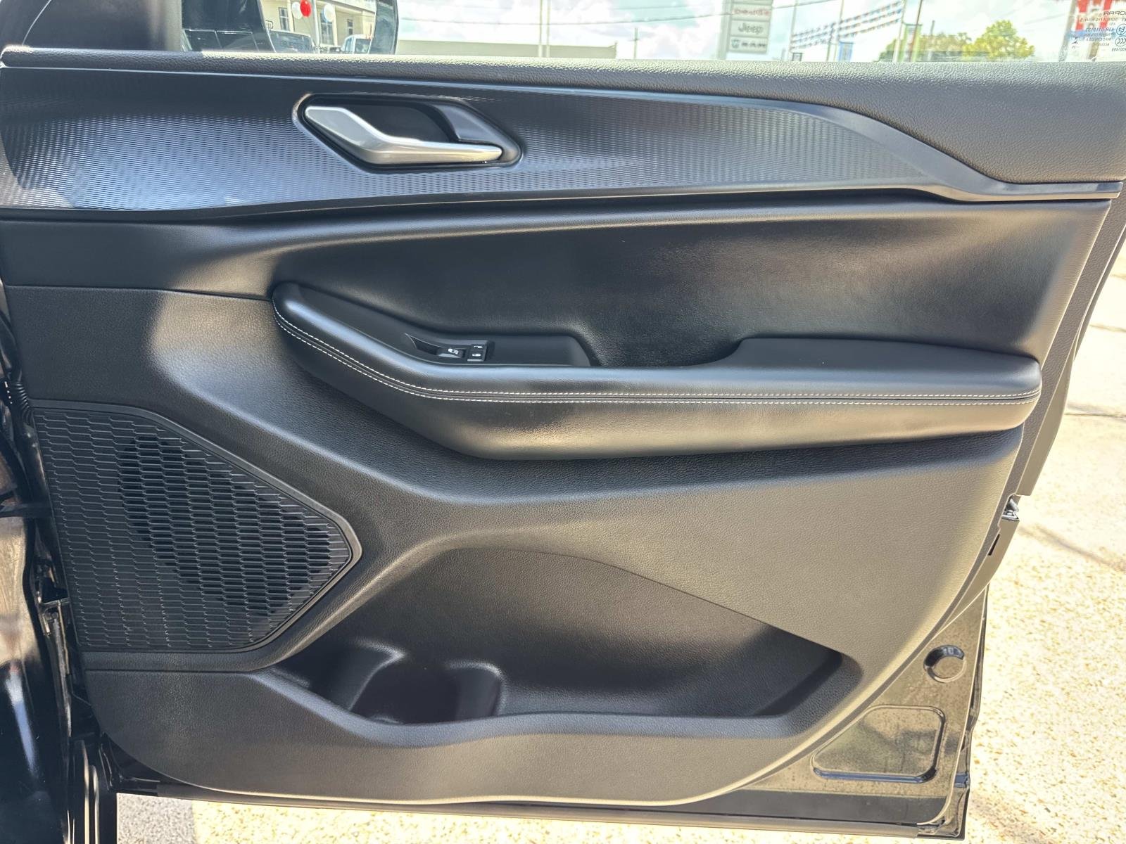 Used 2025 Diamond Black Crystal Pearlcoat Jeep Altitude X image 13