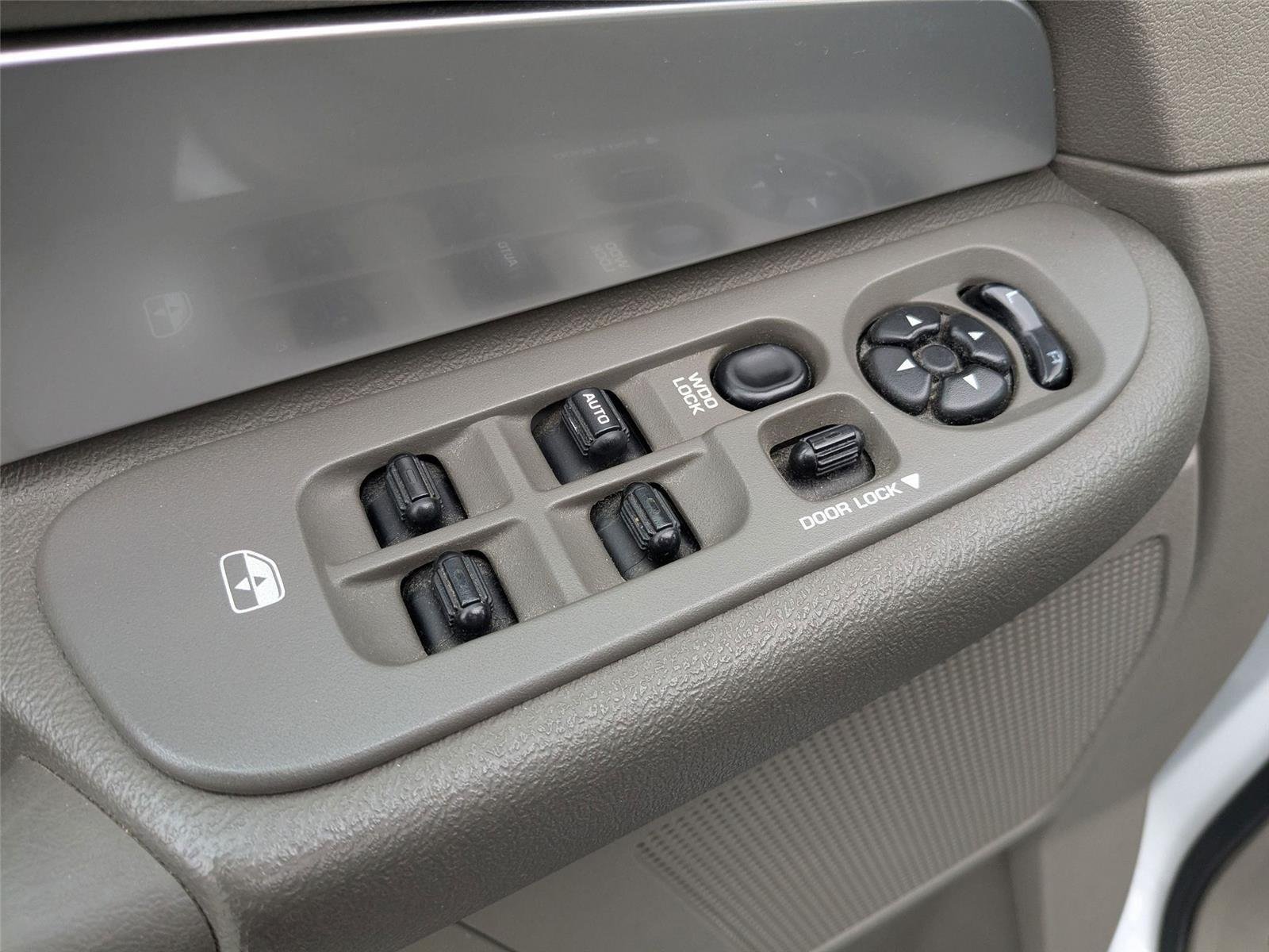 Used 2008 Bright White Dodge SXT image 13