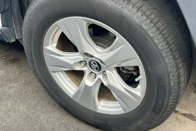 Used 2019 White Toyota XLE image 4