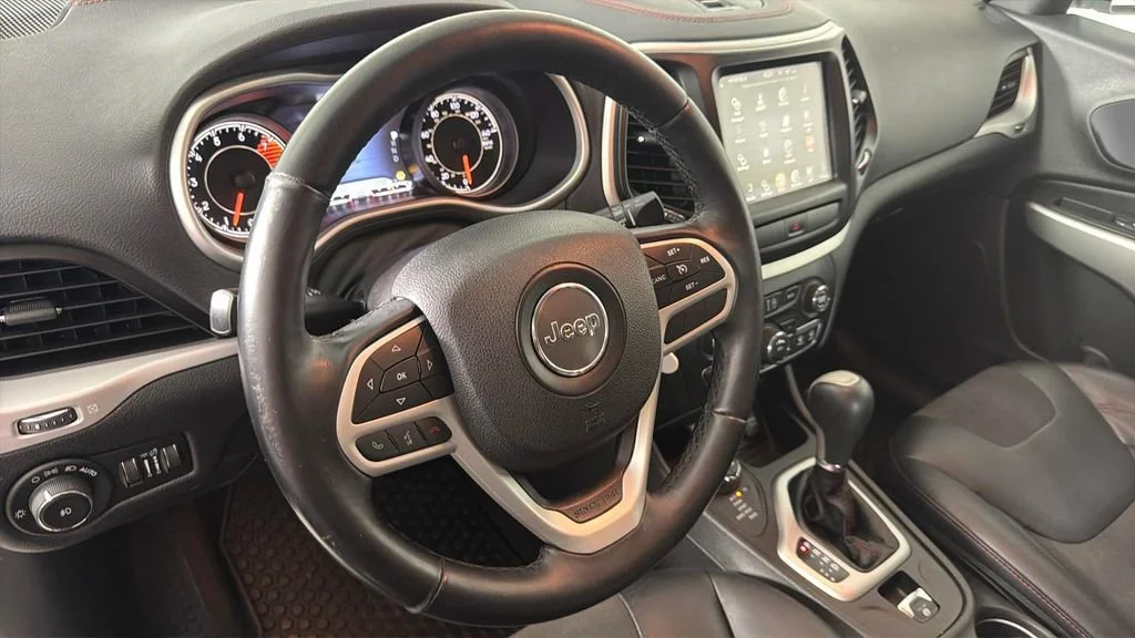 Used 2017 Silver Jeep Trailhawk 4x4 image 21