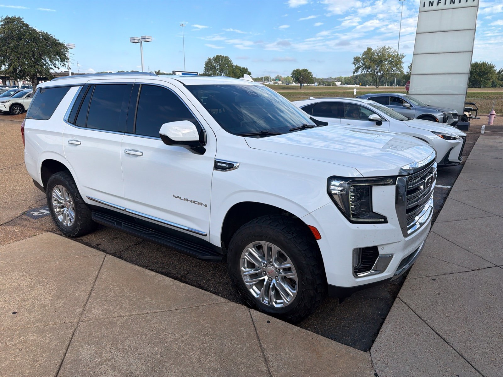 Used 2023 White GMC SLT image 8