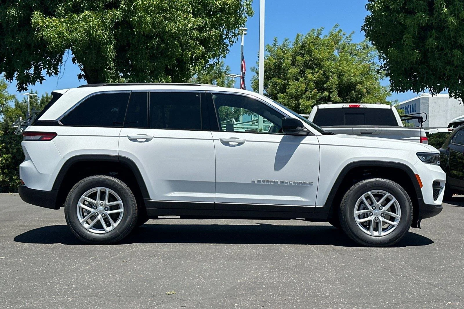New 2026 Bright White Clear-Coat Exterior Paint Jeep Laredo image 2