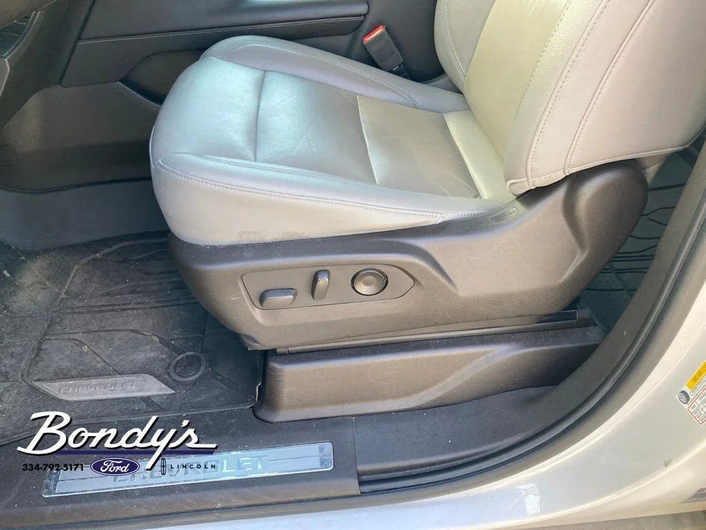 Used 2021 Pearl Chevrolet LT image 5