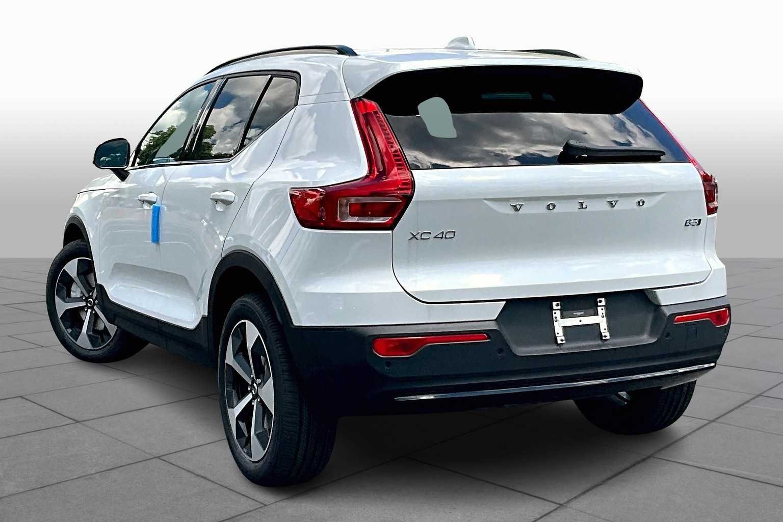 2026 Volvo XC40 Plus - Photo 3