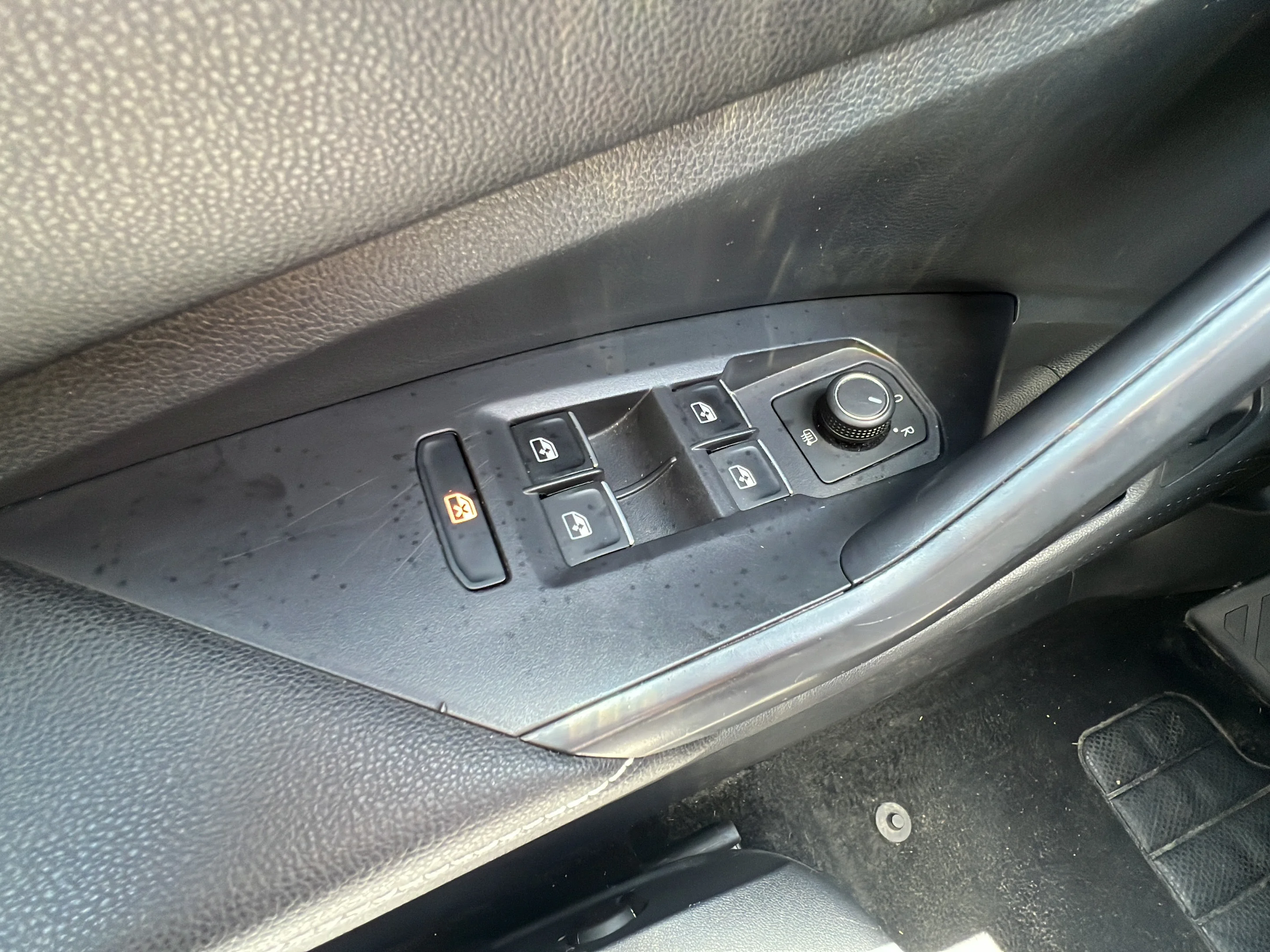 Used 2024 Platinum Gray Metallic Volkswagen SE image 19