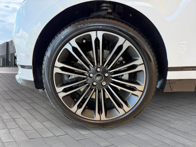 New 2026 Ostuni Pearl White Land Rover Autobiography image 9