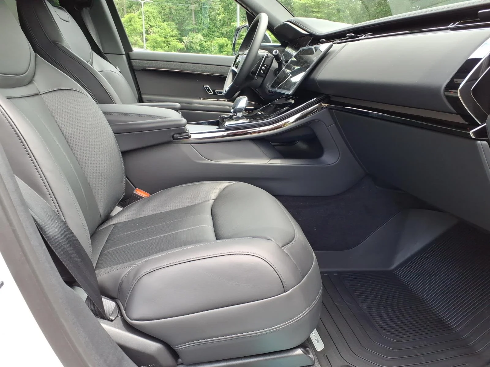 New 2026 Fuji White Land Rover Dynamic SE image 3