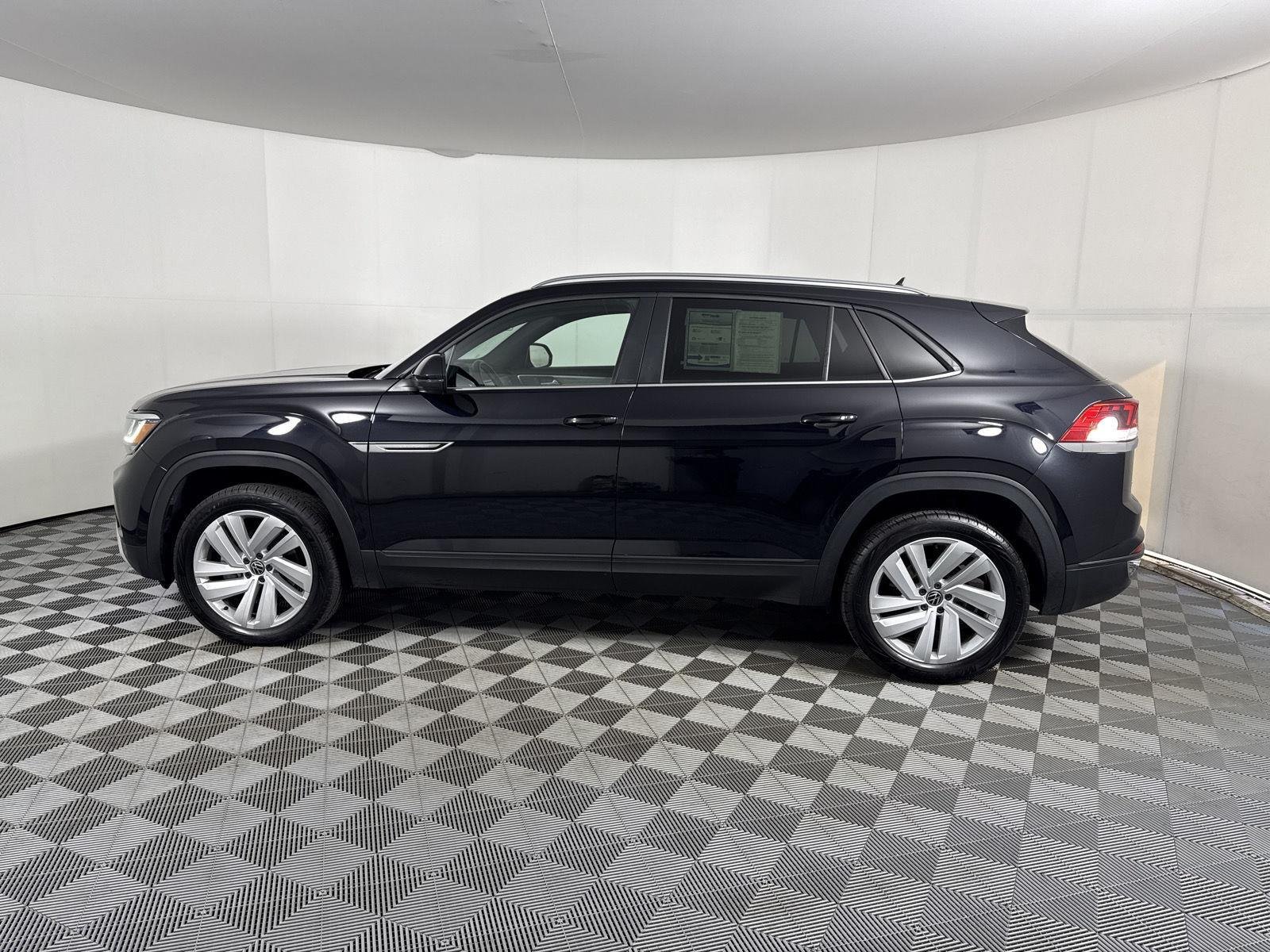 Used 2023 Deep Black Pearl Volkswagen 3.6L V6 SE w/Technology image 4
