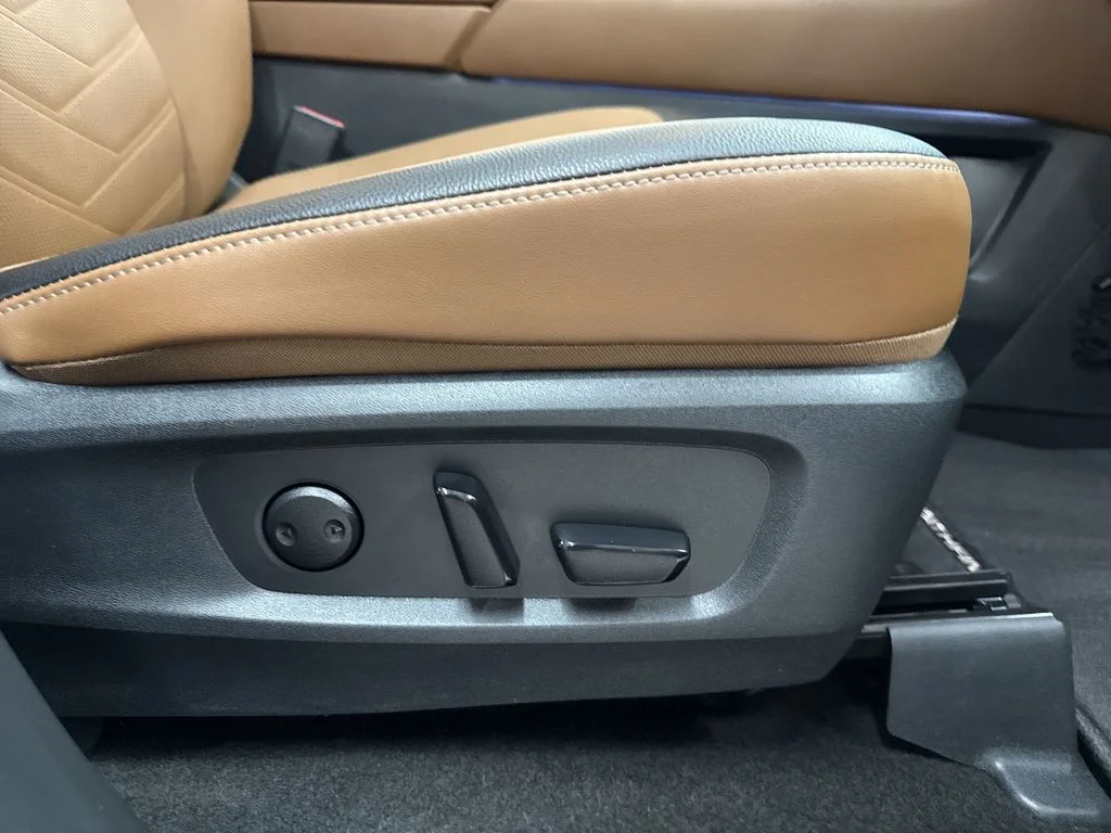 Used 2025 Gun Metallic Nissan Platinum image 19