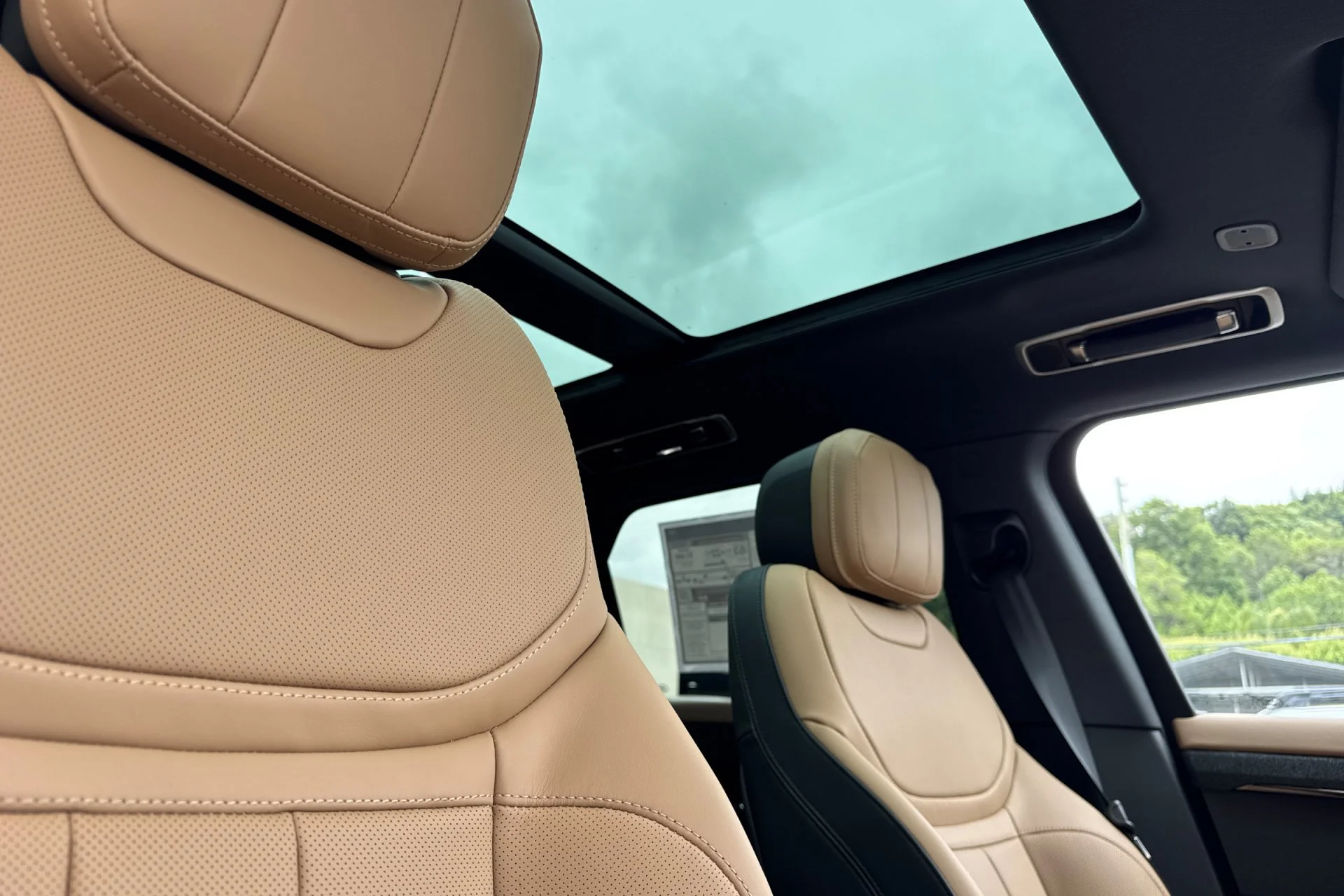 New 2026 FUJI WHITE Land Rover Dynamic SE image 19