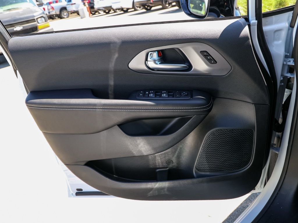 New 2026 Bright White Clear-Coat Exterior Paint Chrysler Select image 21