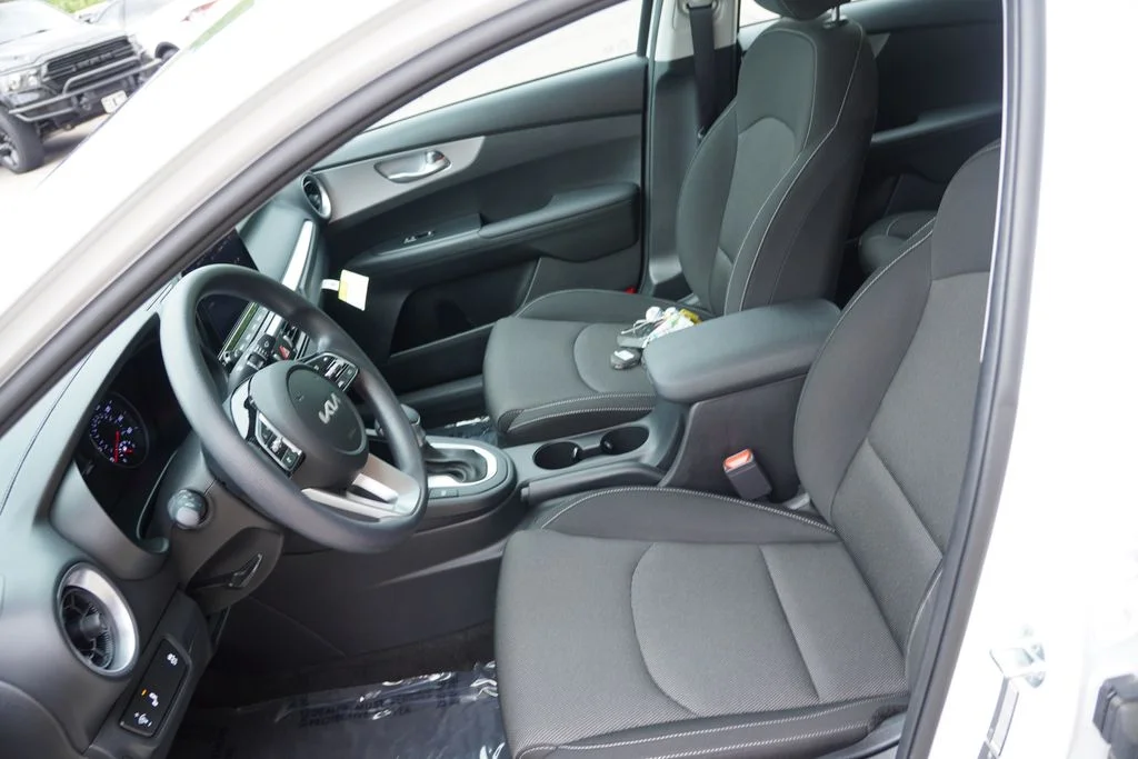 Used 2023 Snow White Pearl Kia LXS image 15
