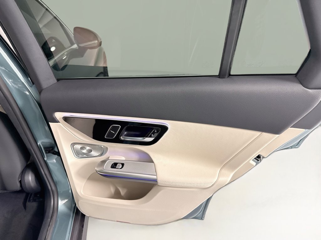 New 2027 Verde Silver Metallic Mercedes-Benz GLC 300 image 27