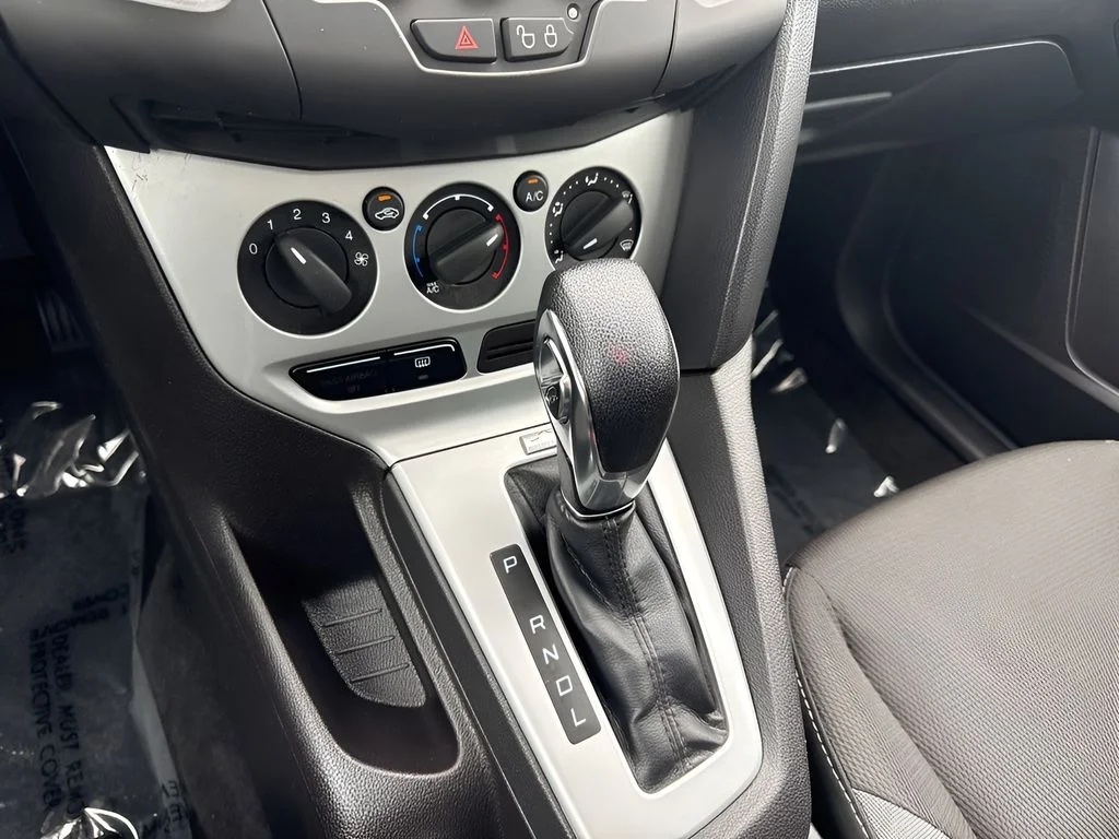 Used 2013 Red Ford SE image 16