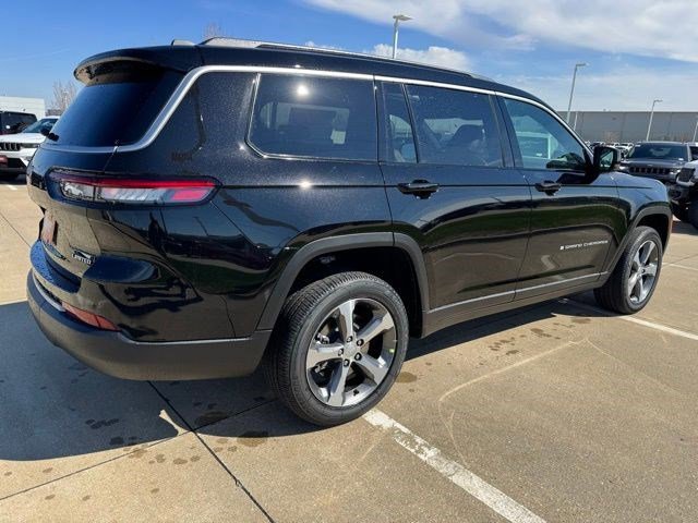 New 2026 Diamond Black Crystal Pearl-Coat Exterior Paint Jeep Limited image 6