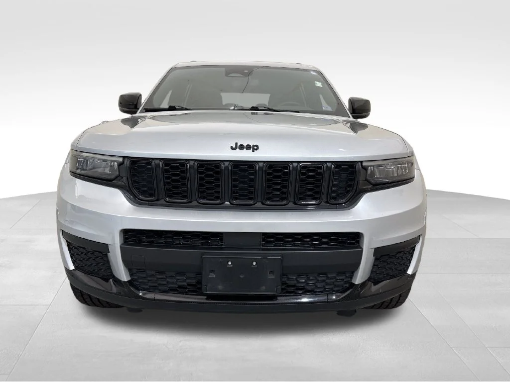 Used 2021 Silver Jeep Altitude image 9