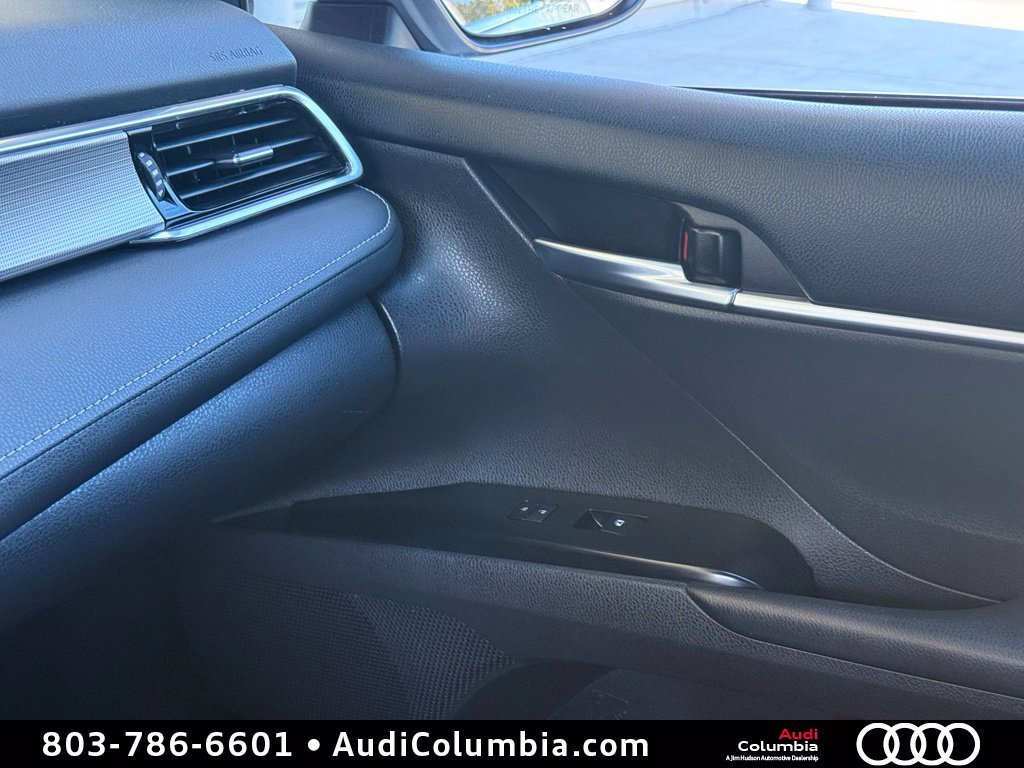 Used 2018 White Toyota SE image 31
