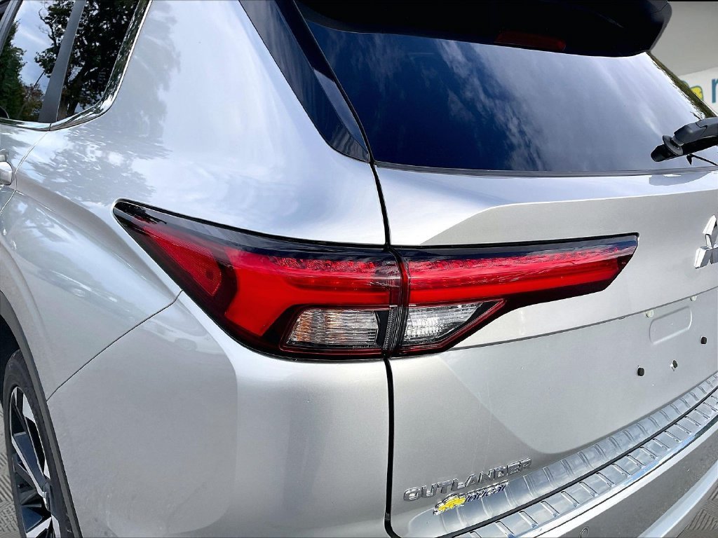 Used 2024 Silver Mitsubishi SE image 31