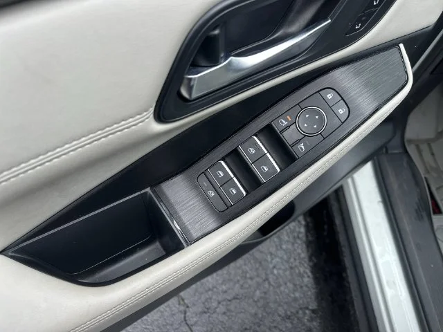 Used 2023 White Nissan SL image 23