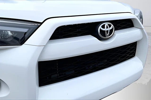 Used 2016 White Toyota SR5 image 27
