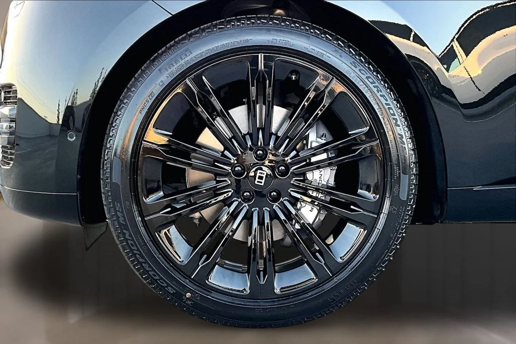 New 2027 Santorini Black LAND ROVER SE image 13