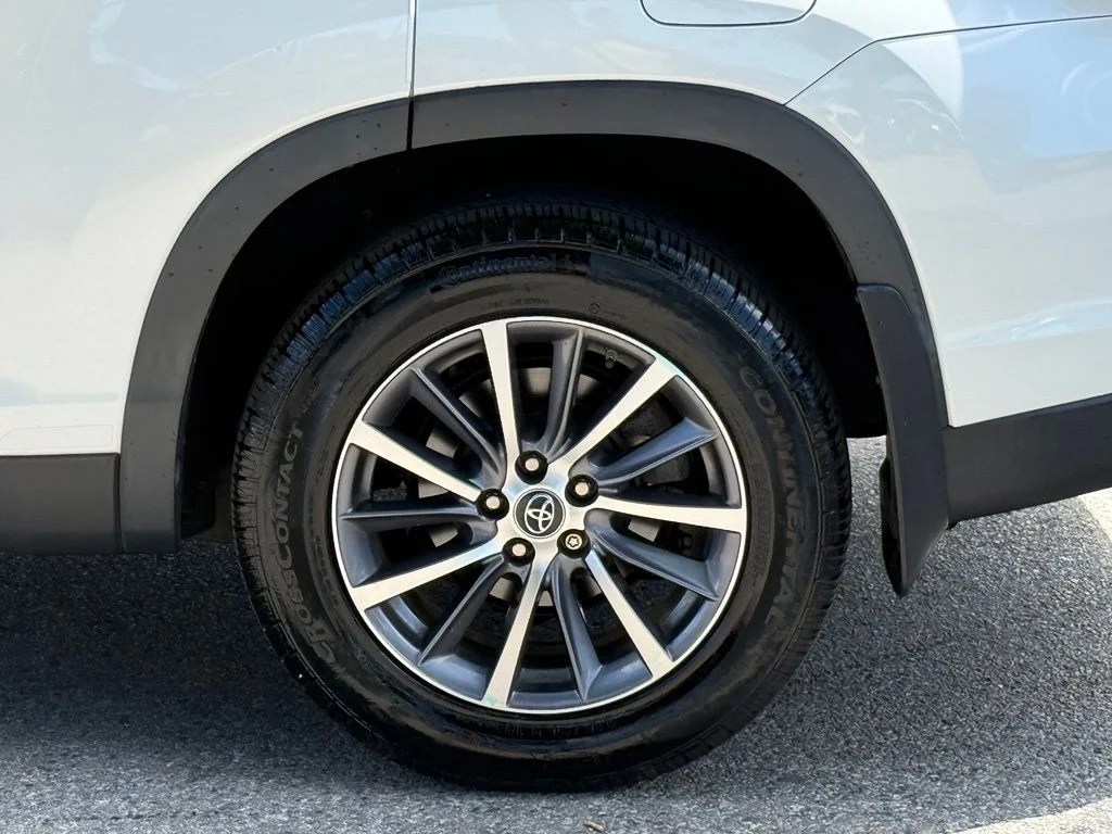 Used 2019 White Toyota XLE image 7