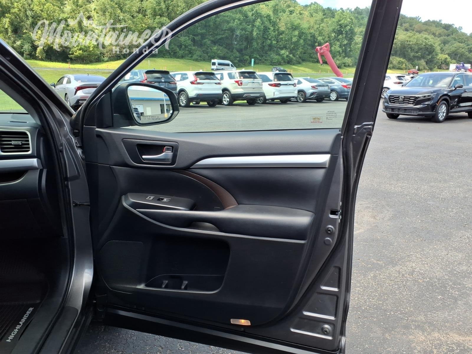 Used 2019 Predawn Gray Mica Toyota XLE image 18