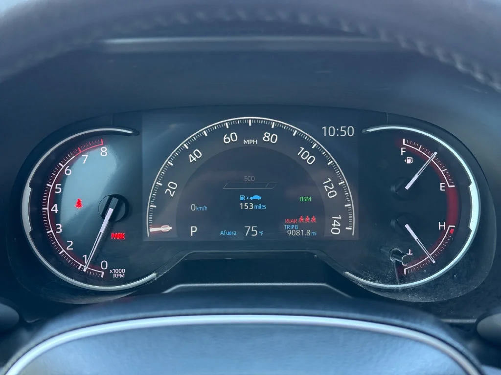 Used 2023  Toyota XLE Premium image 32