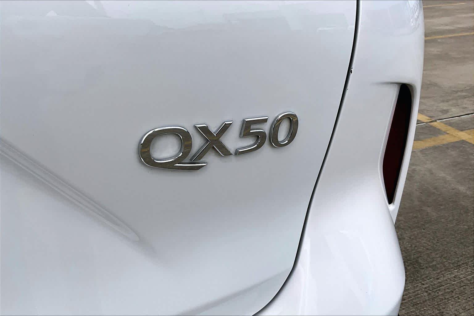 Used 2023 Lunar White INFINITI LUXE image 10