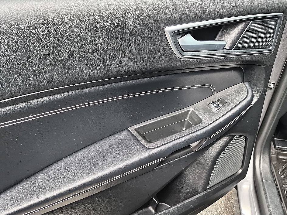 Used 2024  Ford Titanium image 27