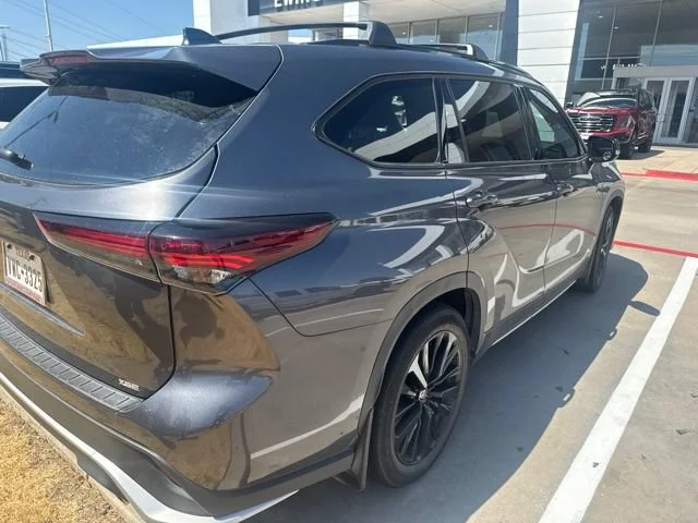 Used 2024 Gry Toyota LE image 3