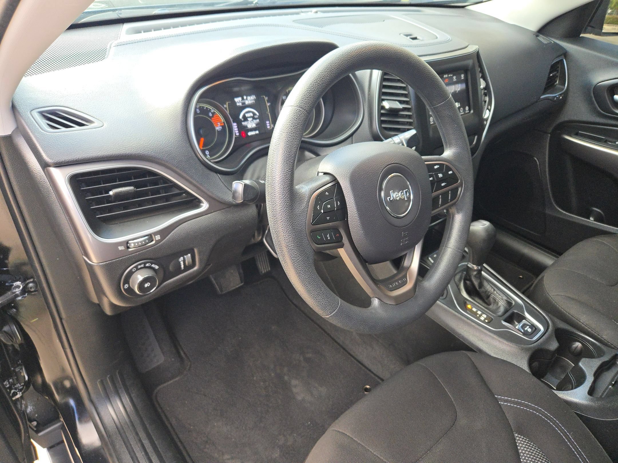 Used 2019 Diamond Black Crystal Pearlcoat Jeep Latitude image 10
