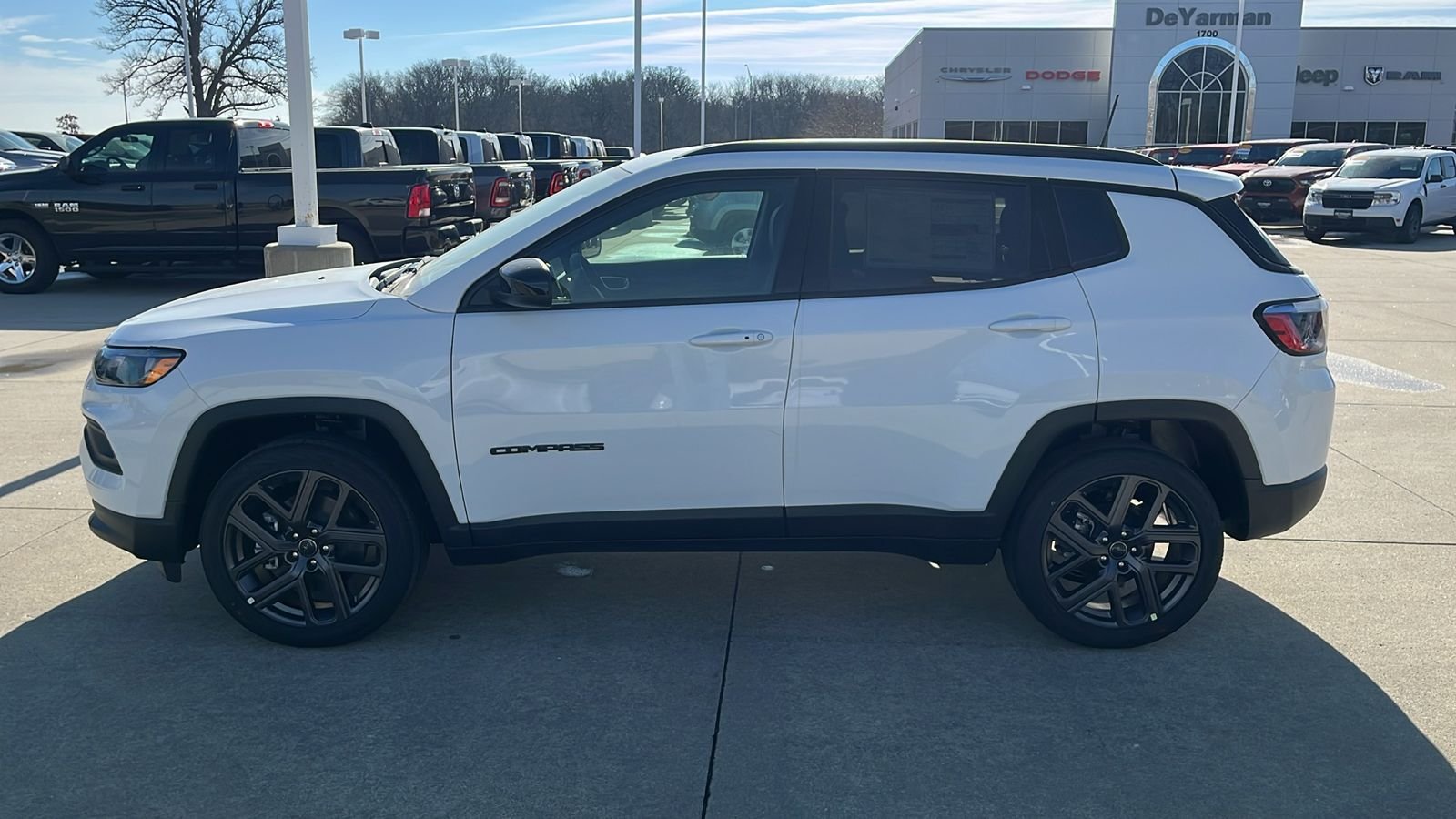 New 2026 Bright White Clear-Coat Exterior Paint Jeep Latitude image 5