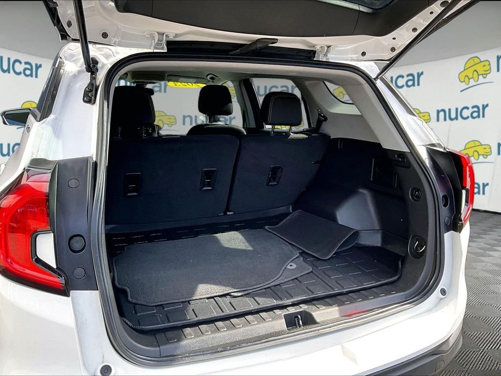 Used 2023 White GMC SLE image 24