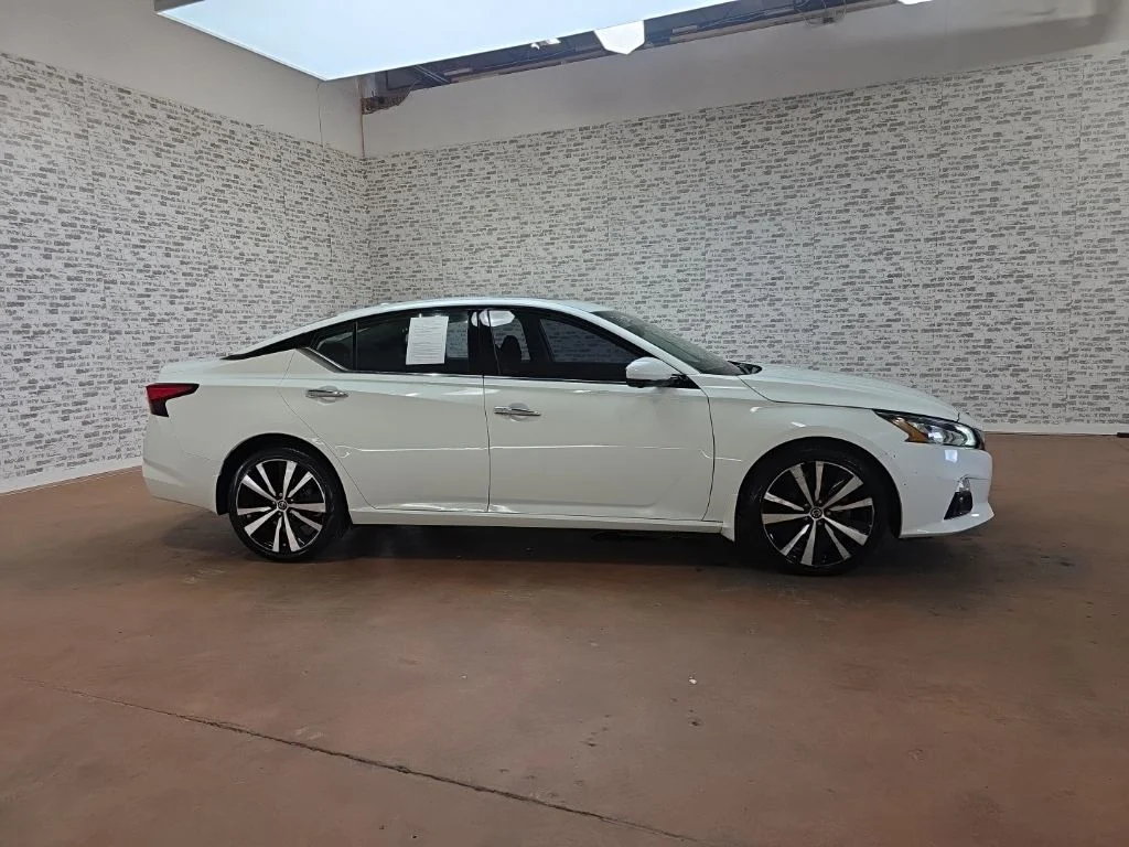 Used 2021 White Nissan 2.5 Platinum image 6