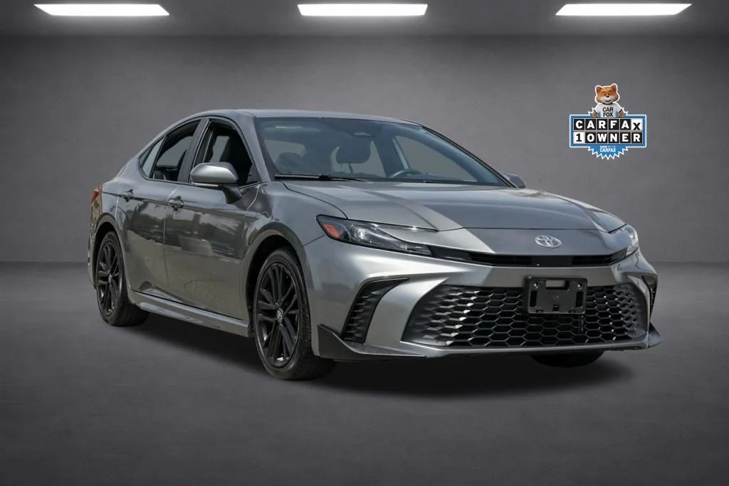 Used 2025  Toyota SE image 1