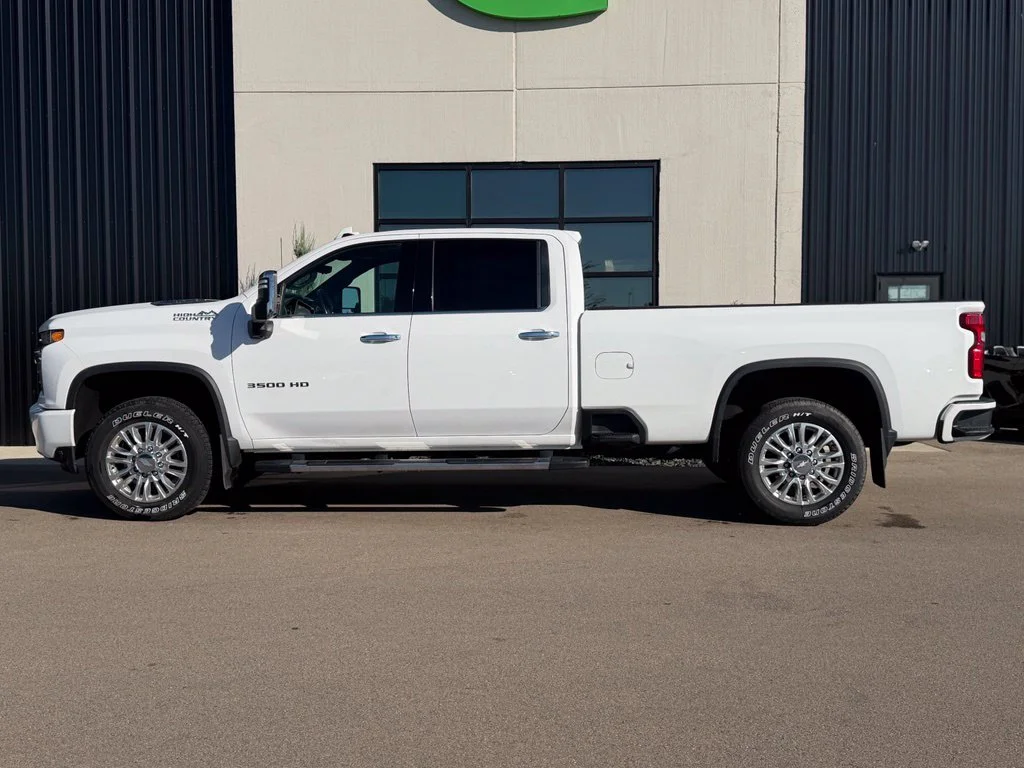 Used 2020 White Chevrolet High Country image 2